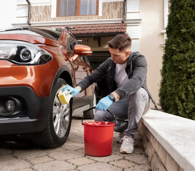 Lavage auto à domicile Bourg-de-Péage : professionnel intervenant sur un véhicule